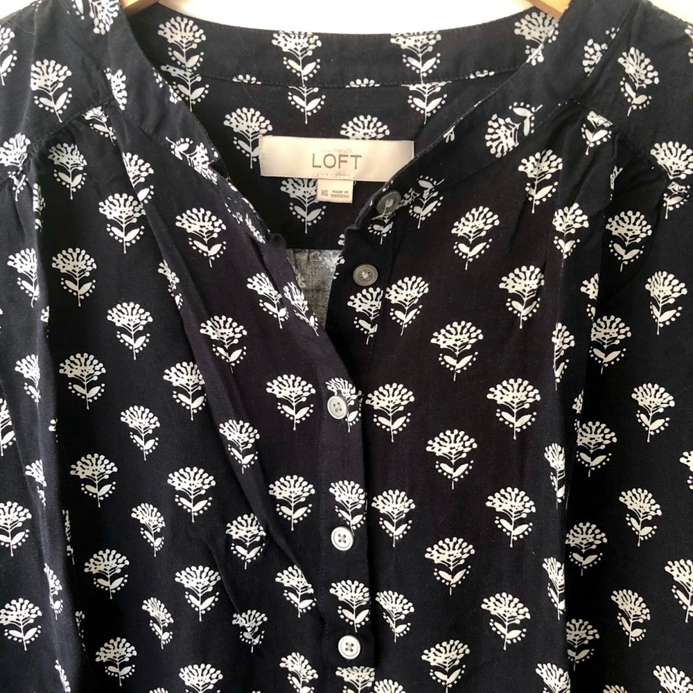 LOFT | Navy Long-Sleeve Popover Top EUC